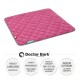 Rosa gepolsterte Tiermatte von Doctor Bark, gekennzeichnet als robust, hygienisch, waschbar bis 95 °C, geeignet für den Innen- und Außenbereich.