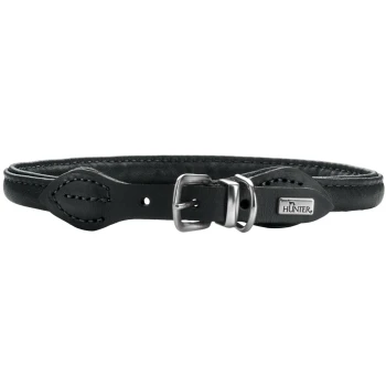 Schwarzes Lederhalsband für Hunde mit einer silbernen Schnalle und einem kleinen "HUNTER"-Logo-Anhänger.