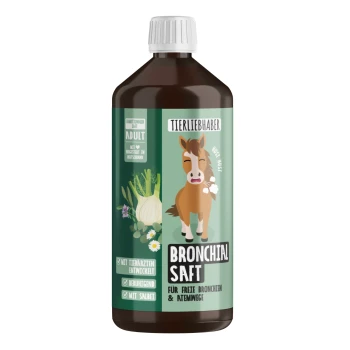 Eine Flasche "Hustenkräutersaft" für Haustiere, beschriftet mit "Tierliebhaber," mit einer kleinen Tasse Sirup daneben.