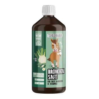 Eine Flasche "Hustenkräutersaft" für Haustiere, beschriftet mit "Tierliebhaber," mit einer kleinen Tasse Sirup daneben.