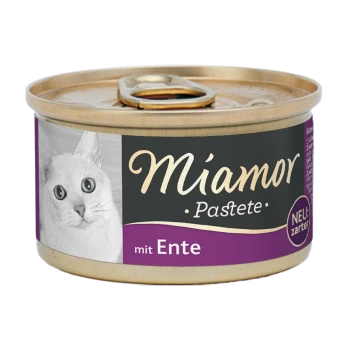 Dose Katzenfutter mit einer weißen Katze auf dem Etikett, beschriftet 'Miamor Pastete mit Ente' mit 'NEU: zarter', was auf eine neue weichere Textur hinweist.