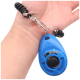 Eine Hand hält einen blauen Haustier-Trainings-Klicker mit einem Knochenmuster, der an einem schwarzen, spiralförmigen Handgelenkband befestigt ist.
