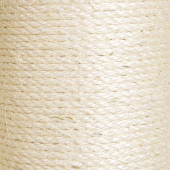 Nahaufnahme eines natürlichen, beige-farbenen Seils, das seine gedrehten Fasern und Textur zeigt, ideal für Haustierspielzeug oder Kratzbäume.