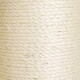 Nahaufnahme eines natürlichen, beige-farbenen Seils, das seine gedrehten Fasern und Textur zeigt, ideal für Haustierspielzeug oder Kratzbäume.