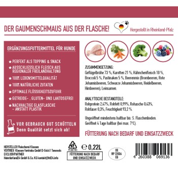 Hundeernährungszusatz in einer Glasflasche mit Hühnerbrühe, Karotten und Beeren, betont natürliche Qualität und Hydration.