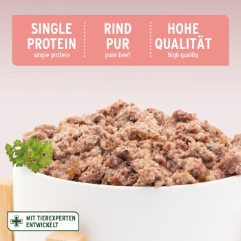 Eine Schüssel mit texturierter Rindfleisch-Tiernahrung, garniert mit Petersilie. Highlights: "EINZELPROTEIN," "RIND PUR," "HOHE QUALITÄT."