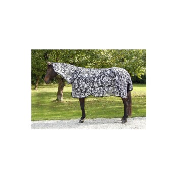 Ein Pferd, das eine schwarz-weiße zebra-musterte Decke trägt, steht auf Kies, umgeben von grünen Bäumen in einer sonnigen Außenumgebung.