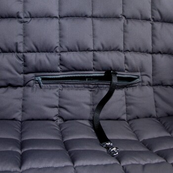 Nahaufnahme eines dunkelgrauen Haustierbettes mit einem gesteppten Design, mit einer Reißverschlusstasche und einem schwarzen Riemen.