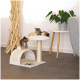 Drei verspielte Kätzchen auf einem weißen Katzenbaum mit einem Kratzbaum und einer gemütlichen Plattform, umgeben von modernem Wohnambiente.