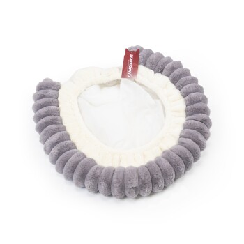 Ein plüschiger Haustierhalsband mit einem weichen, runden Design in abwechselnd grauen und cremefarbenen Farben, beschriftet mit einem Etikett, das "CANADIANART" liest.