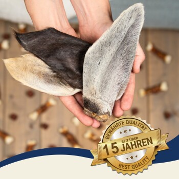 Hände halten drei Tierhufe mit einem goldenen Abzeichen, das "Bewährte Qualität seit über 15 Jahren" liest.