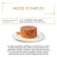 Gâteau de nourriture humide pour chat avec morceaux de carotte visibles sur une assiette blanche ; texte français 'MODE D'EMPLOI' et '2 À 3 BOÎTES PAR JOUR'.