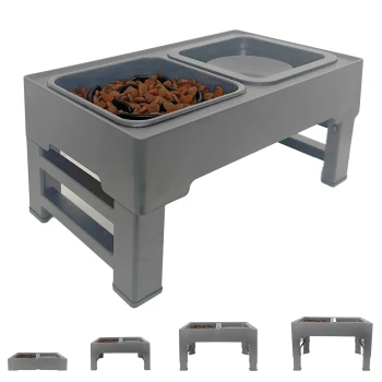 Graue erhöhte Futterstation für Haustiere mit zwei Schüsseln, eine gefüllt mit trockenem Futter und eine zweite leere Schüssel.