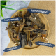 Ein Holzbrett hält verschiedene Hundesnacks, beschriftet mit den Texten: "Hundesnack", "darmreinigend", "natürlich" und "aromatisch."