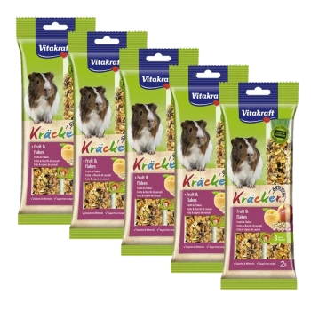 Fünf Pakete Vitakraft Kräcker für Meerschweinchen, beschriftet mit "Frucht & Flocken", mit Bildern von Meerschweinchen und Obst.