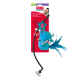 Jouet baguette KONG CONNECTS oiseau bleu en plumes au cataire avec poignée ventouse et fleur en feutre sur emballage rouge.