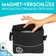 Eine Hand, die in eine schwarze Leckerli-Tasche mit Magnetverschluss greift, die ein Logo und den Text "MAGNET-VERSCHLUSS INNOVATIVE EINHAND-ÖFFNUNG" zeigt.