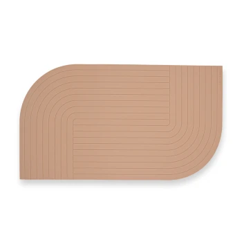 Eine beige Silikon-Futtermatte für Haustiere mit einer gewellten Kante und strukturiertem Muster, entworfen, um Verschüttungen aufzufangen und die Futterbereiche sauber zu halten.