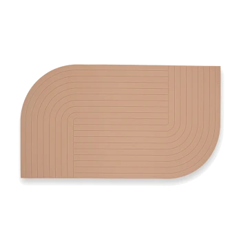 Eine beige Silikon-Futtermatte für Haustiere mit einer gewellten Kante und strukturiertem Muster, entworfen, um Verschüttungen aufzufangen und die Futterbereiche sauber zu halten.