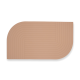 Eine beige Silikon-Futtermatte für Haustiere mit einer gewellten Kante und strukturiertem Muster, entworfen, um Verschüttungen aufzufangen und die Futterbereiche sauber zu halten.