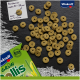 Verspreide groenachtige-brown huisdiervoer pellets op een donkere ondergrond, met een gedeeltelijk zichtbare 'Vitakraft Grün' doos. Pellets meten 17-20 mm buitendiameter.