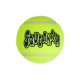 Balle de chien style tennis jaune néon avec le logo « SQUEAKAIR » à contour bleu et des coutures blanches.