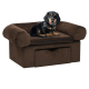 Ein schwarz-brauner Hund sitzt bequem auf einem plüschigen braunen Haustiersofa mit abgerundeten Armlehnen und einer Schublade zur Aufbewahrung darunter.