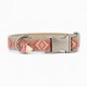 Ein stilvolles Haustier-Halsband mit einem pink- und cremefarbenen gewebten Design, mit einer silbernen Schnalle und dekorativen Quasten.