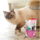 Eine flauschige Katze mit einem hellen Fell und dunklen Markierungen geht an einem Beutel Beaphar Multi Frisch vorbei, einem probiotischen Katzenstreu-Deodorant.