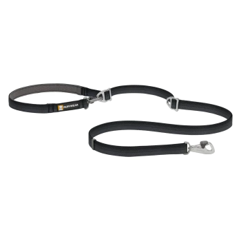 Schwarze Hundeleine von Ruffwear, mit einem gepolsterten Griff und einem stabilen Metallclip zur Befestigung.