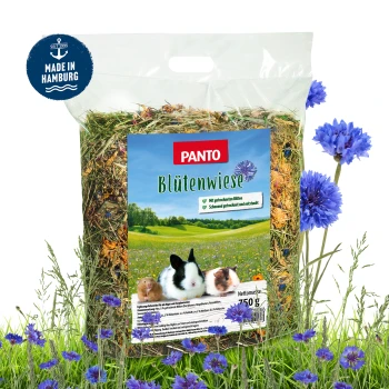 Eine durchsichtige Tüte PANTO Blütenwiese Tierfutter mit getrockneten Blumen, mit einem Kaninchen und zwei Meerschweinchen auf dem Etikett vor einem Wiesenhintergrund.