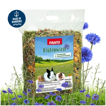 Eine durchsichtige Tüte PANTO Blütenwiese Tierfutter mit getrockneten Blumen, mit einem Kaninchen und zwei Meerschweinchen auf dem Etikett vor einem Wiesenhintergrund.