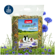 Eine durchsichtige Tüte PANTO Blütenwiese Tierfutter mit getrockneten Blumen, mit einem Kaninchen und zwei Meerschweinchen auf dem Etikett vor einem Wiesenhintergrund.