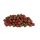 Ein Haufen bunter Haustierfutterpellets in roten und grünen Farbtönen, die eine Vielzahl von Formen und Größen zeigen.