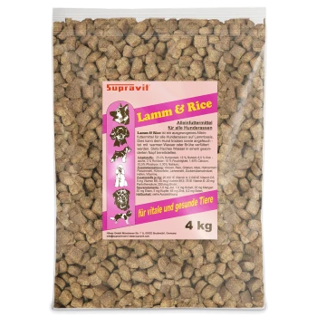 Braune trockene Tierfutter-Kroketten dicht gepackt, strukturierte Oberfläche, aus einem Online-Tierfachgeschäft.