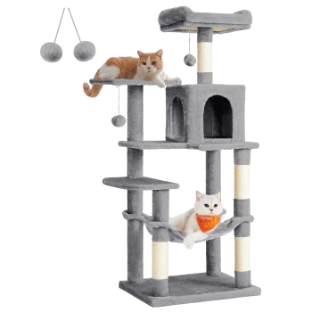 Zwei Katzen, eine orange-weiße und eine weiße mit einem Bandana, entspannen auf einem mehrstöckigen grauen Katzenbaum mit hängenden Spielzeugen.
