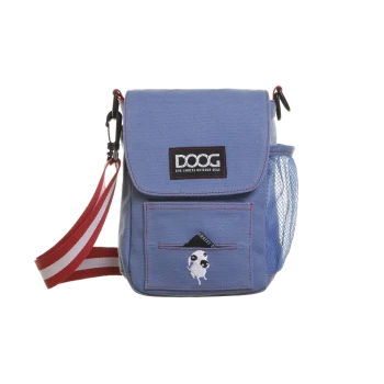 Blaue Hundebesitzer-Tasche mit Klappe, mit einer Vordertasche und einem Netzseitentasche, verziert mit einem Cartoon-Hundedesign und dem 'DOOG'-Logo.