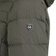 Nahaufnahme einer grünen Daunenjacke mit einem schwarzen "KNUFFELWUFF"-Logo-Patch am Ärmel.