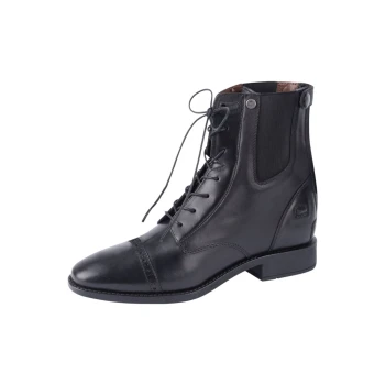 Schwarze Leder-Ankle-Boots mit Schnürung, elastischen Seitenpaneelen und runder Zehenpartie, auf einem weißen Hintergrund präsentiert.