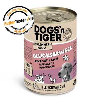 Dosenfutter für Hunde, beschriftet mit "DOGS'n TIGER", mit der Geschmacksrichtung "Glücksbringer" mit Rind und Lamm, Pastinake und Heidelbeere. Enthält 60% Rind und Lamm.