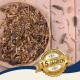 Getrocknete Insekten einschließlich Mehlwürmer und Grillen in einer Holzschale mit einem goldenen Abzeichen mit der Aufschrift „15 Jahre beste Qualität“ auf Deutsch.