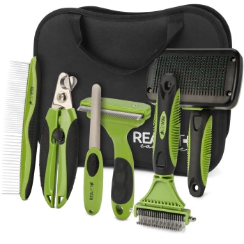 Ein Tierpflege-Set mit sechs Werkzeugen – Kamm, Nagelknipser, Slicker-Bürste, Entfilzungswerkzeug, Rechen und Metallfeile – in einem schwarzen REAVET-Case.
