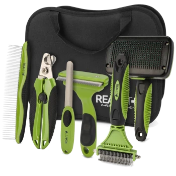 Ein Tierpflege-Set mit sechs Werkzeugen – Kamm, Nagelknipser, Slicker-Bürste, Entfilzungswerkzeug, Rechen und Metallfeile – in einem schwarzen REAVET-Case.