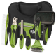Ein Tierpflege-Set mit sechs Werkzeugen – Kamm, Nagelknipser, Slicker-Bürste, Entfilzungswerkzeug, Rechen und Metallfeile – in einem schwarzen REAVET-Case.