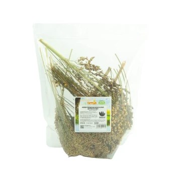 Durchsichtige Plastiktüte mit hochwertigem getrocknetem Hirse und Kräutern für Haustiere, beschriftet "Hirse Premium Mischung" mit Nährwertangaben.