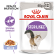 Royal Canin Sterilised Katzenfutterbeutel, 85g x 12, mit einer laufenden Katzenillustration, mit Text, der gesunde Ernährung und stabiles Gewicht hervorhebt.