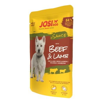JosiDog Mini Adult Hundefutter mit Rind und Lamm in Sauce, 84 % Fleisch, präbiotisches Inulin, Vitamine E und D3, mit einem weißen Hund auf der Verpackung.