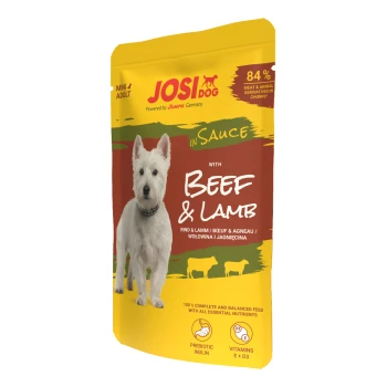 JosiDog Mini Adult Hundefutter mit Rind und Lamm in Sauce, 84 % Fleisch, präbiotisches Inulin, Vitamine E und D3, mit einem weißen Hund auf der Verpackung.