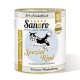 Dosen-Hundefutter mit der Aufschrift "Sanoro Spezial Rind" mit einer schwarz-weißen Hundillustration, mit den Zutaten Zucchini, Kartoffel und Birne.