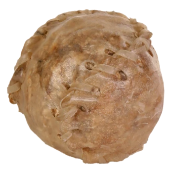 Ein runder, kaubarer Hundesnack mit einer strukturierten Oberfläche und sichtbaren Nähten, der wie ein Ball aussieht, ideal zum Kauen und Spielen für Haustiere.